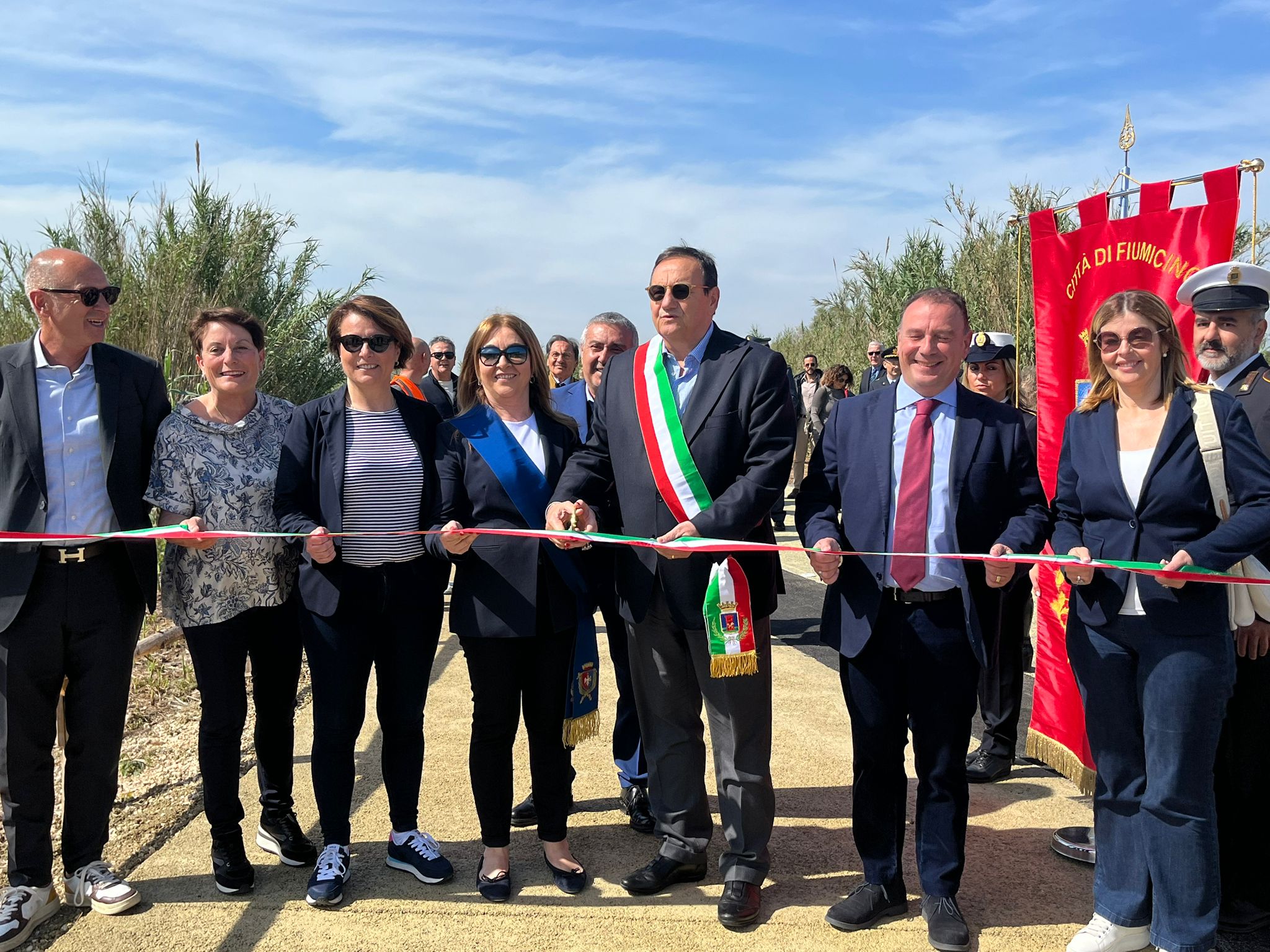 Fiumicino - Il Sindaco inaugura il nuovo tratto di pista ciclabile lungo l'argine del Tevere