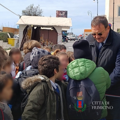 Il Sindaco Mario Baccini inaugura "Choco Italia in tour" insieme ai bambini delle scuole elementari.