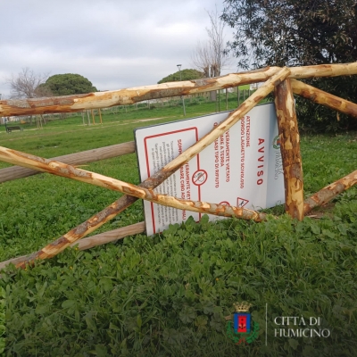 Atto di vandalismo nel Parco di Villa Guglielmi. Distrutti il cartello di Avviso/Divieto