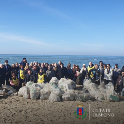 Focene - Il Sindaco e l' Assessore all'ambiente con i volontari per la raccolta rifiuti sulla spiaggia